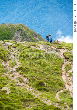 日光白根山山頂で撮影を楽しむ登山客たち 7991821