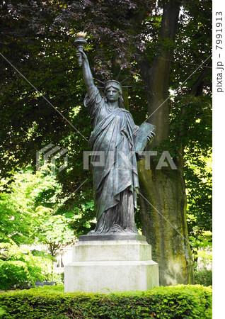 パリ・リュクサンブール公園の自由の女神像 パリ・リュクサンブール公園の自由の女神像 7991913