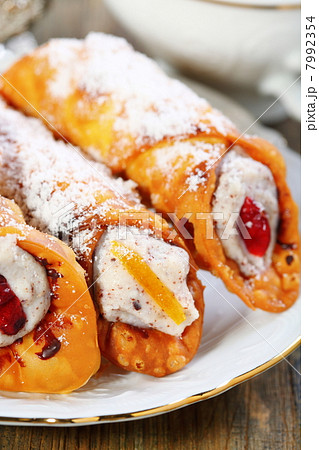 Cakes with cream of ricotta and candied fruit. 7992354