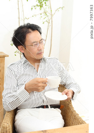 くつろぐシニア 7997363