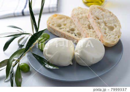 Mozzarella and olives 7999337