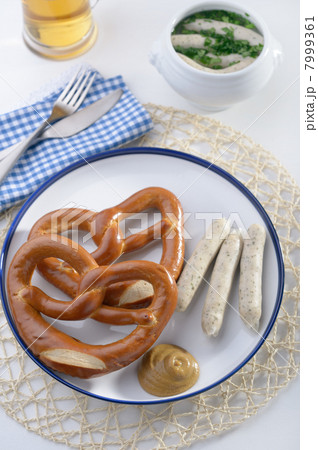 Bavarian sausages with pretzels 7999361