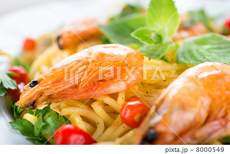 Pasta with shrimps close-up 8000549