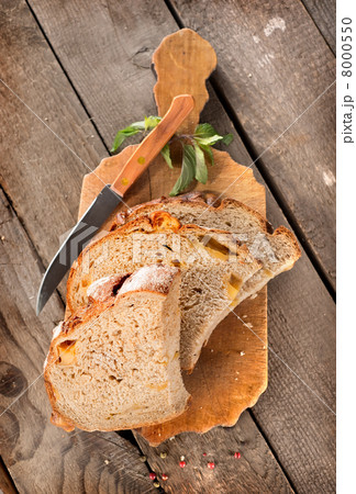 Bread with knife on a cutting board Bread with knife on a cutting board 8000550