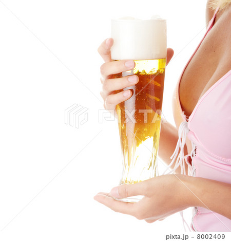 Young atractive blonde and beer 8002409