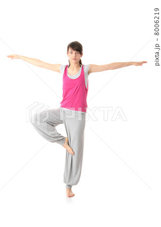 Teen woman training yoga 8006219