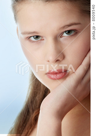 Attractive young woman 8009540