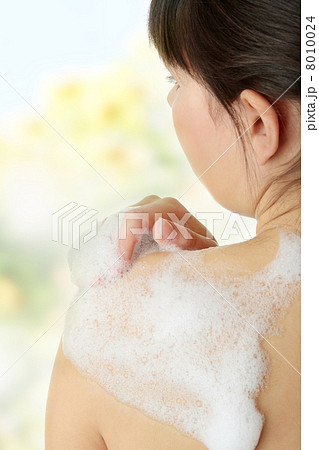 Washing her body 8010024