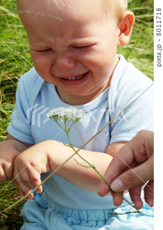 Crying baby boy outdoors 8011718