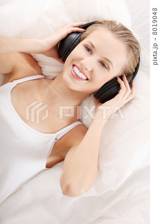 Beautiful woman listening music 8019048
