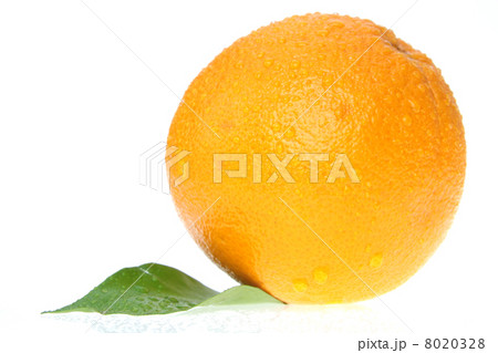 Fresh orange with water drops 8020328