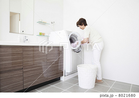 洗濯をする女性 8021680