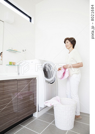 洗濯をする女性 8021684