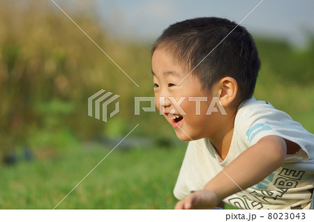 坊主頭の子供の笑顔の写真素材