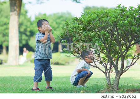 もーいいかい？　＿かくれんぼをする兄弟 8023062