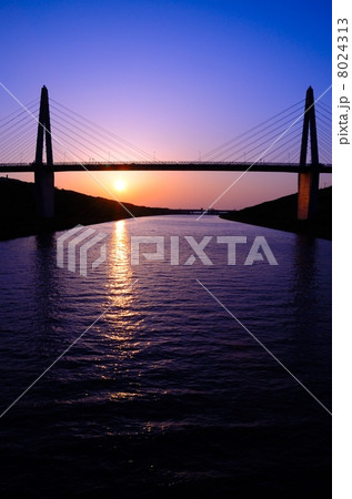 夕暮れの斜張橋【縦】 8024313