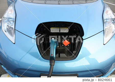 電気自動車の充電　正面(青) 8024661