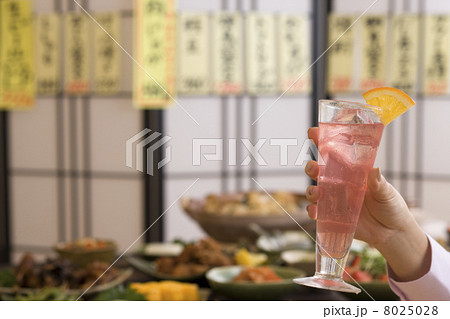 カクテルのグラスを持つ手と居酒屋料理 8025028