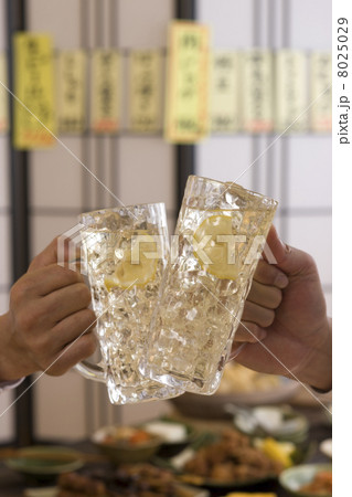 ハイボールで乾杯する男性の手 ハイボールで乾杯する男性の手 8025029