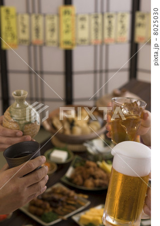 居酒屋で様々なドリンクで乾杯する男女の手 居酒屋で様々なドリンクで乾杯する男女の手 8025030