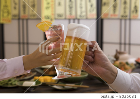 ビールとカクテルで乾杯する男女の手 8025031