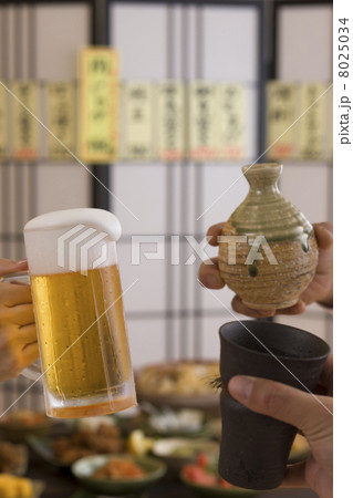 居酒屋で様々なドリンクで乾杯する男女の手 居酒屋で様々なドリンクで乾杯する男女の手 8025034