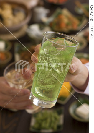 居酒屋で酎ハイで乾杯する男女の手 居酒屋で酎ハイで乾杯する男女の手 8025035