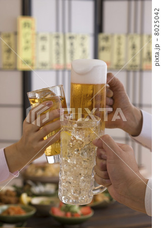 居酒屋で様々なドリンクで乾杯する男女の手 居酒屋で様々なドリンクで乾杯する男女の手 8025042