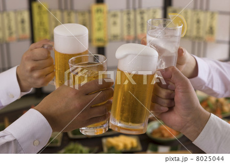 居酒屋でビールと酎ハイで乾杯する男女の手 居酒屋でビールと酎ハイで乾杯する男女の手 8025044
