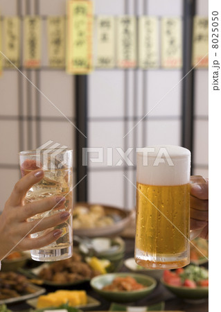 ビールと梅干サワーで乾杯する男女の手 ビールと梅干サワーで乾杯する男女の手 8025050