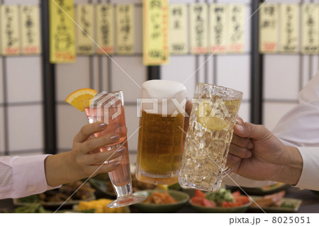 居酒屋で様々なドリンクで乾杯する男女の手 8025051