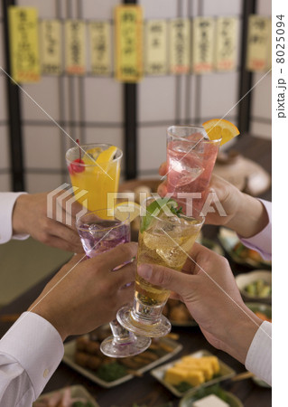 居酒屋で様々なカクテルで乾杯する男女の手 8025094