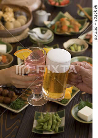 ビールとカクテルで乾杯する男女の手 8025096