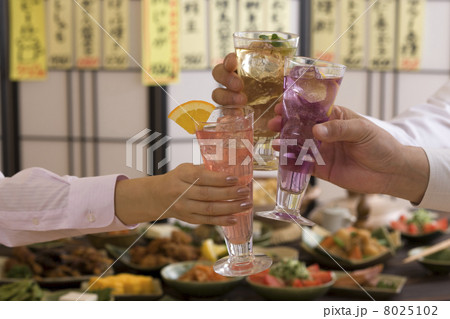居酒屋で様々なカクテルで乾杯する男女の手 8025102