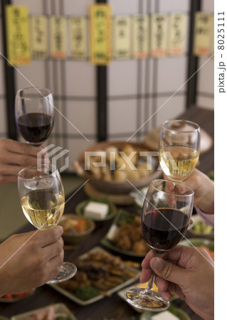 居酒屋でワインで乾杯する男女の手 居酒屋でワインで乾杯する男女の手 8025111