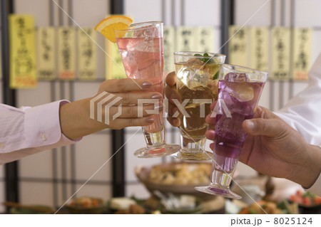 居酒屋で様々なカクテルで乾杯する男女の手 8025124