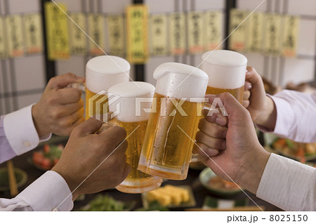 居酒屋でビールジョッキで乾杯する男女の手 8025150