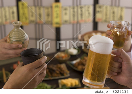 居酒屋で様々なドリンクで乾杯する男女の手 居酒屋で様々なドリンクで乾杯する男女の手 8025152