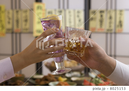 ウィスキーとカクテルで乾杯する男女の手 ウィスキーとカクテルで乾杯する男女の手 8025153