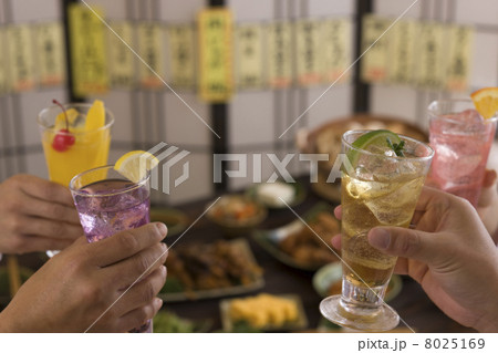 居酒屋で様々なカクテルで乾杯する男女の手 8025169
