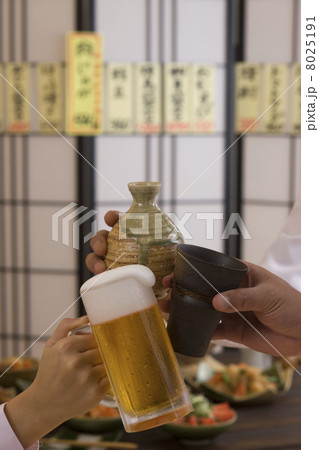 居酒屋で様々なドリンクで乾杯する男女の手 居酒屋で様々なドリンクで乾杯する男女の手 8025191