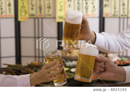 ビールとウーロンハイで乾杯する男女の手 ビールとウーロンハイで乾杯する男女の手 8025193