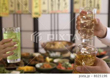 居酒屋で酎ハイで乾杯する男女の手 居酒屋で酎ハイで乾杯する男女の手 8025196