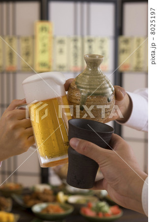 居酒屋で様々なドリンクで乾杯する男女の手 居酒屋で様々なドリンクで乾杯する男女の手 8025197