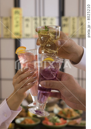 居酒屋で様々なカクテルで乾杯する男女の手 8025210