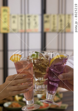 居酒屋で様々なカクテルで乾杯する男女の手 8025219