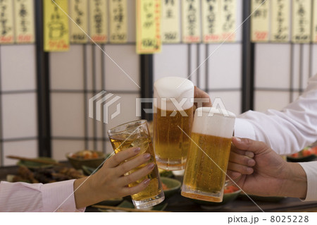 ビールとウーロンハイで乾杯する男女の手 8025228