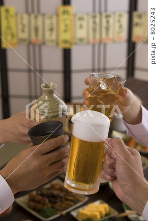 居酒屋で様々なドリンクで乾杯する男女の手 居酒屋で様々なドリンクで乾杯する男女の手 8025243