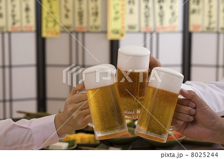 居酒屋でビールジョッキで乾杯する男女の手 8025244