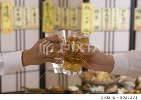 居酒屋で酎ハイで乾杯する男性の手 8025271